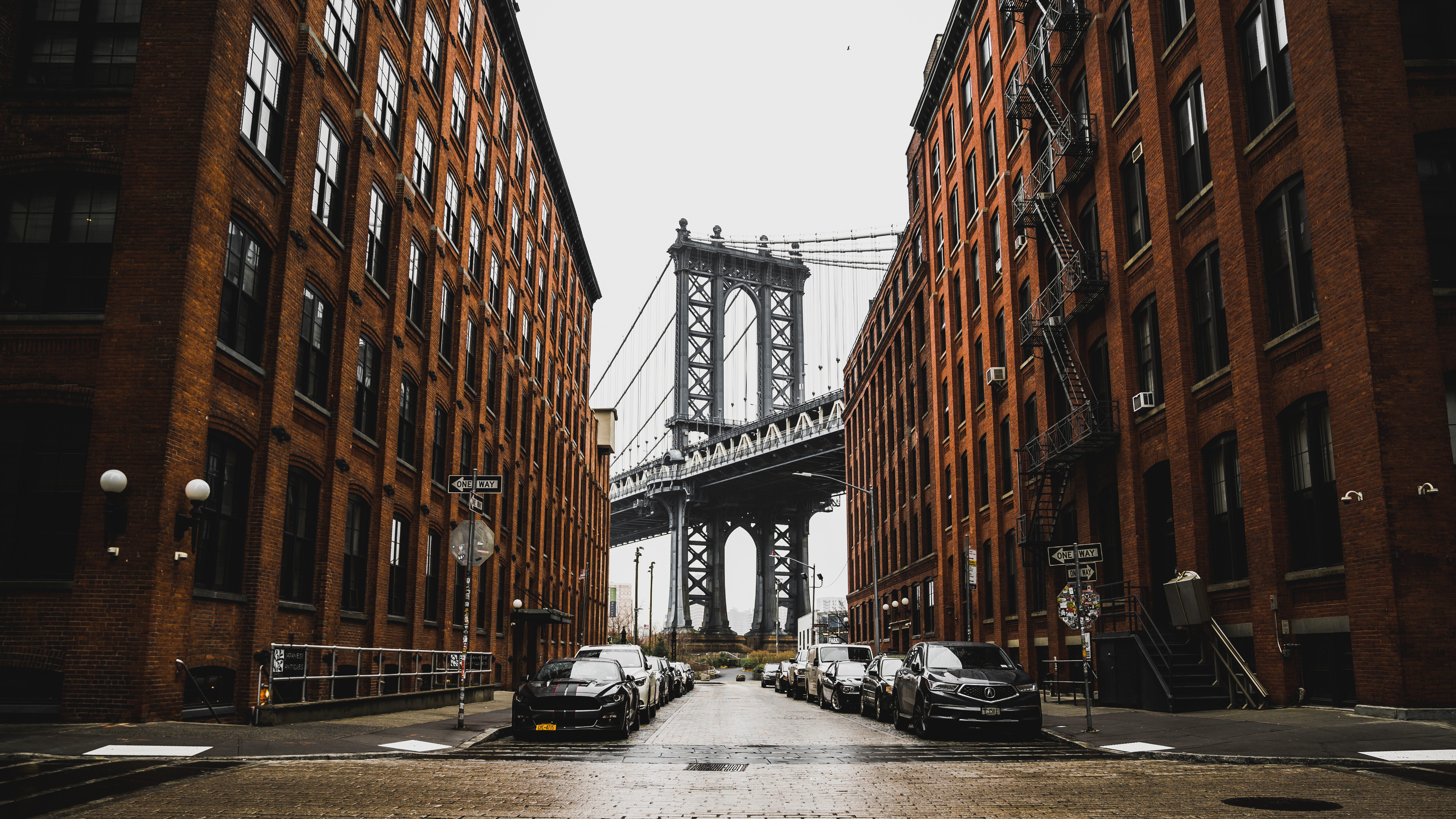 New York, silta rakennusten välissä
